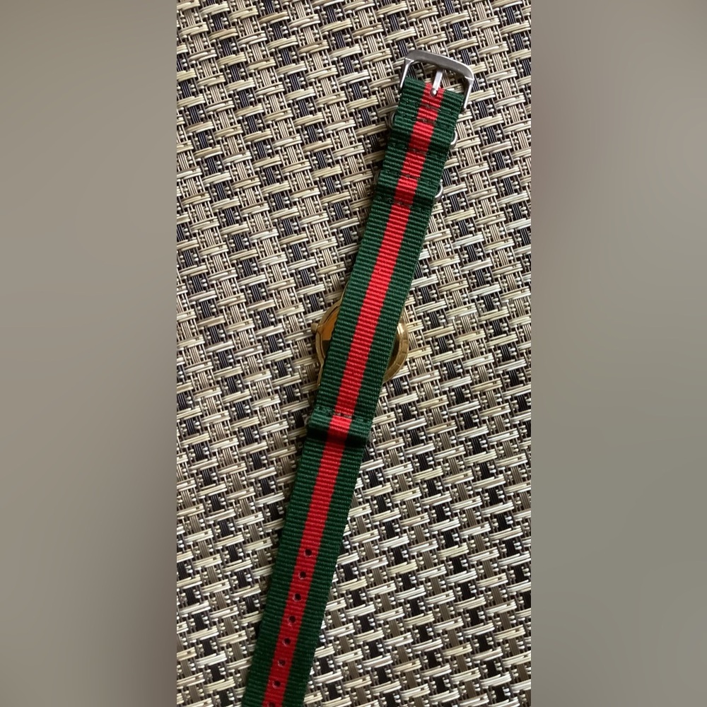 Gucci Gold-Tone watch for young man or lady ❤️💚 - Picture 4 of 12